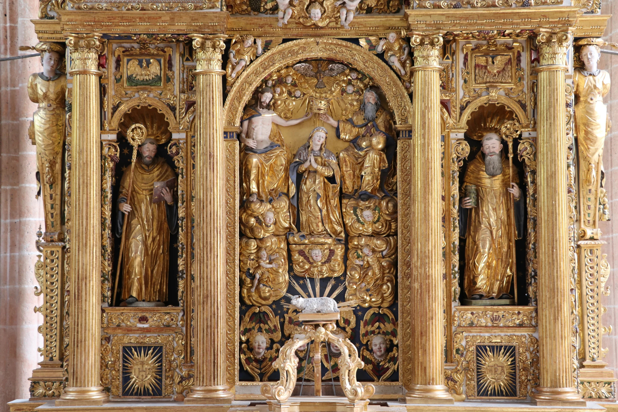 Die Marienkrönung und Figuren des Hochaltars
