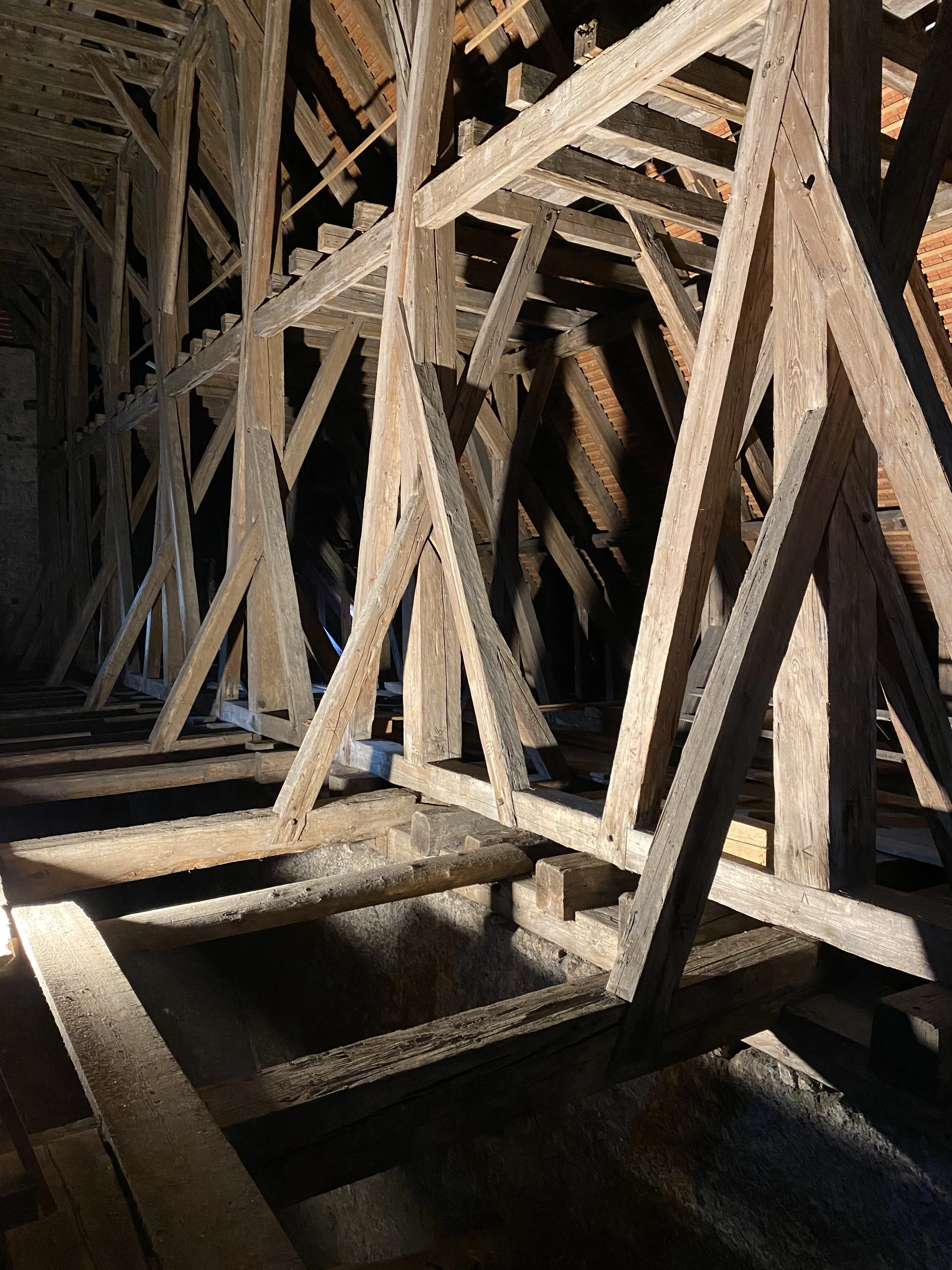 Detail der Holzbalken und schrägen Verstrebungen im Dachstuhl des Neuberger Münsters