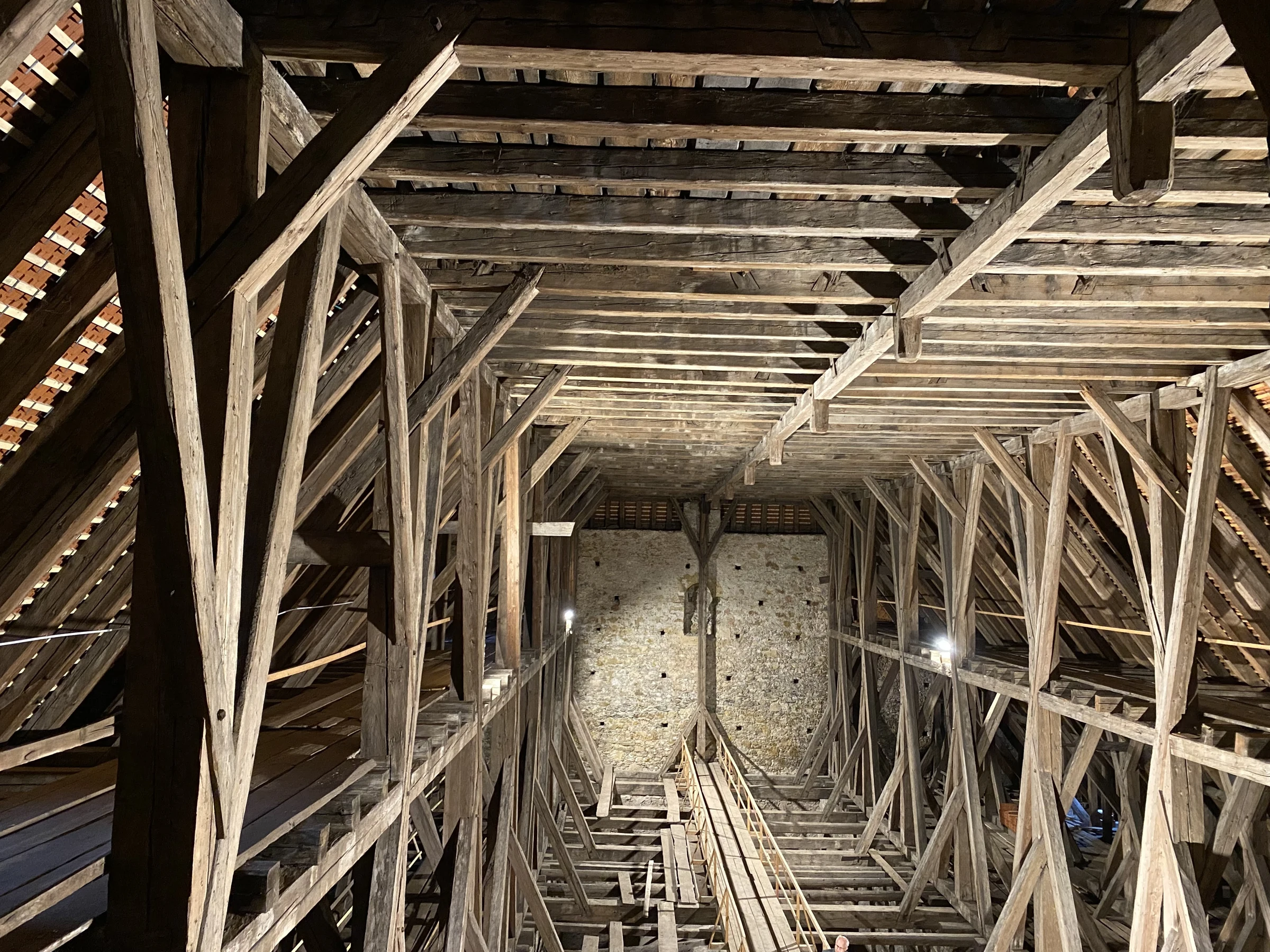 Weites räumliches Gefüge aus Holzbalken über den Gewölben des Neuberger Münsters