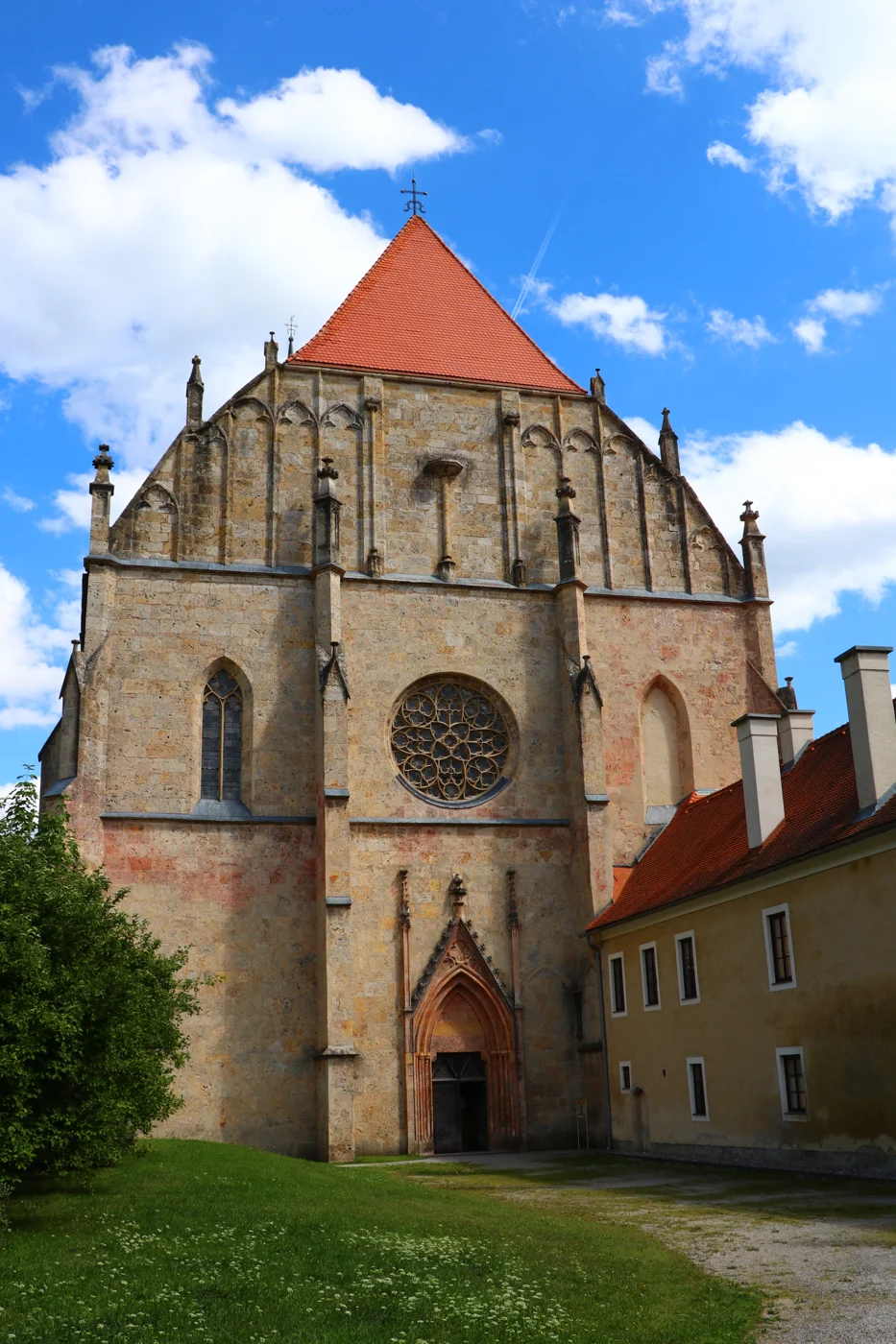Gotische Westfassade des Neuberger Münsters