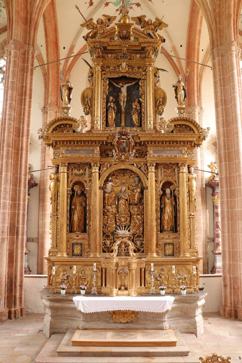 Goldene Schnitzkunst am Hochaltar