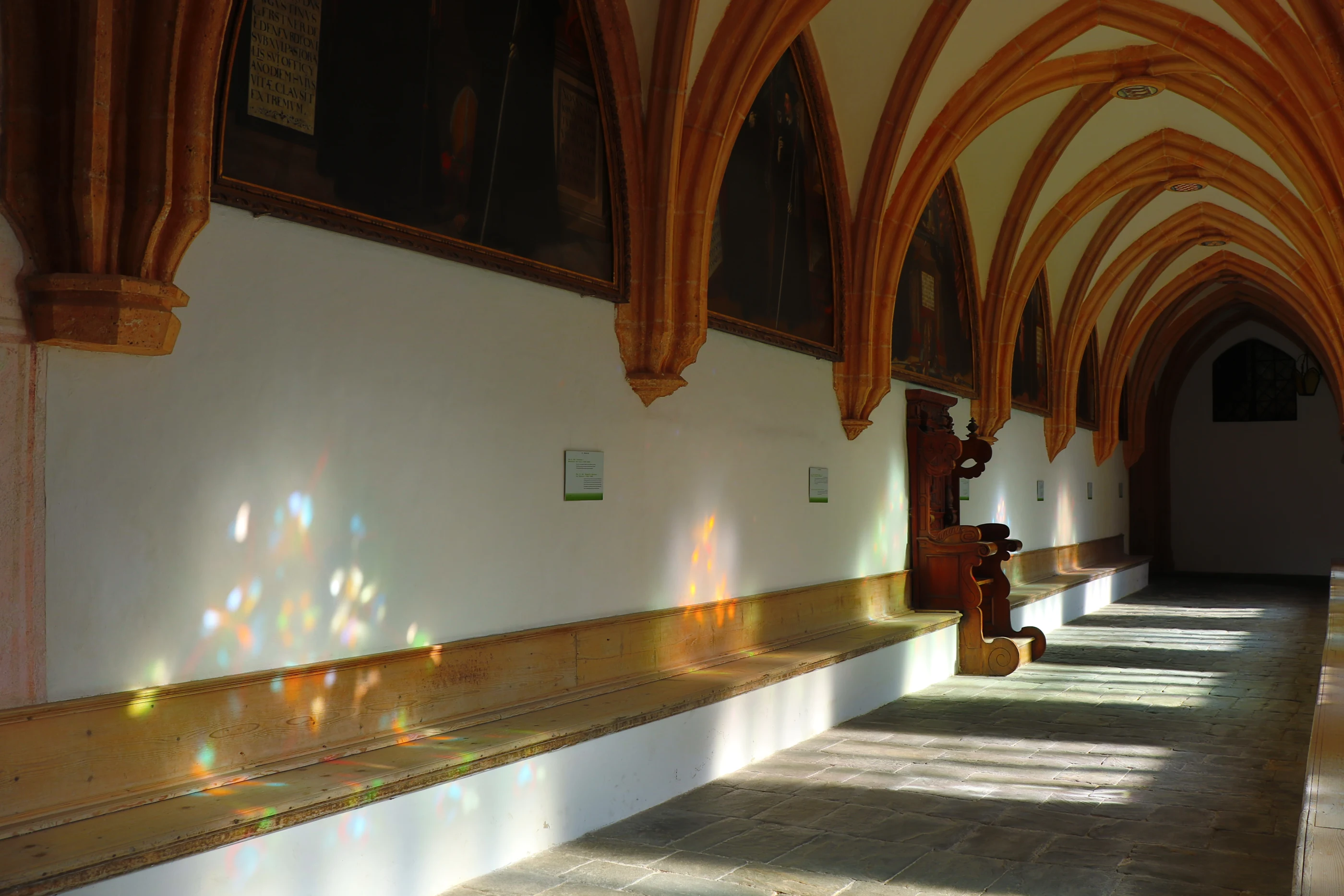 Licht und Schatten im gotischen Kreuzgang
