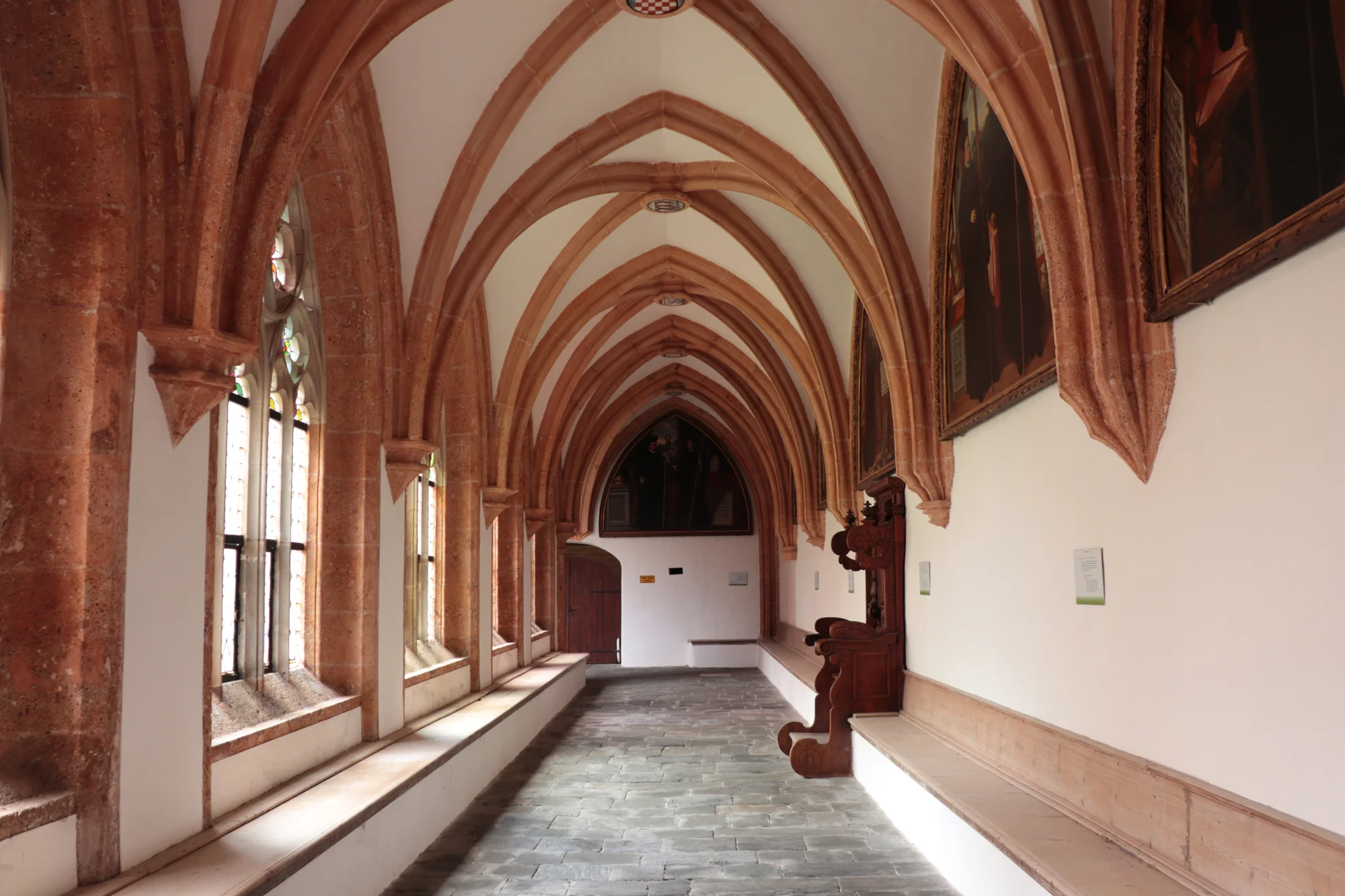 Gotische Bögen und Gewölbe im Kreuzgang