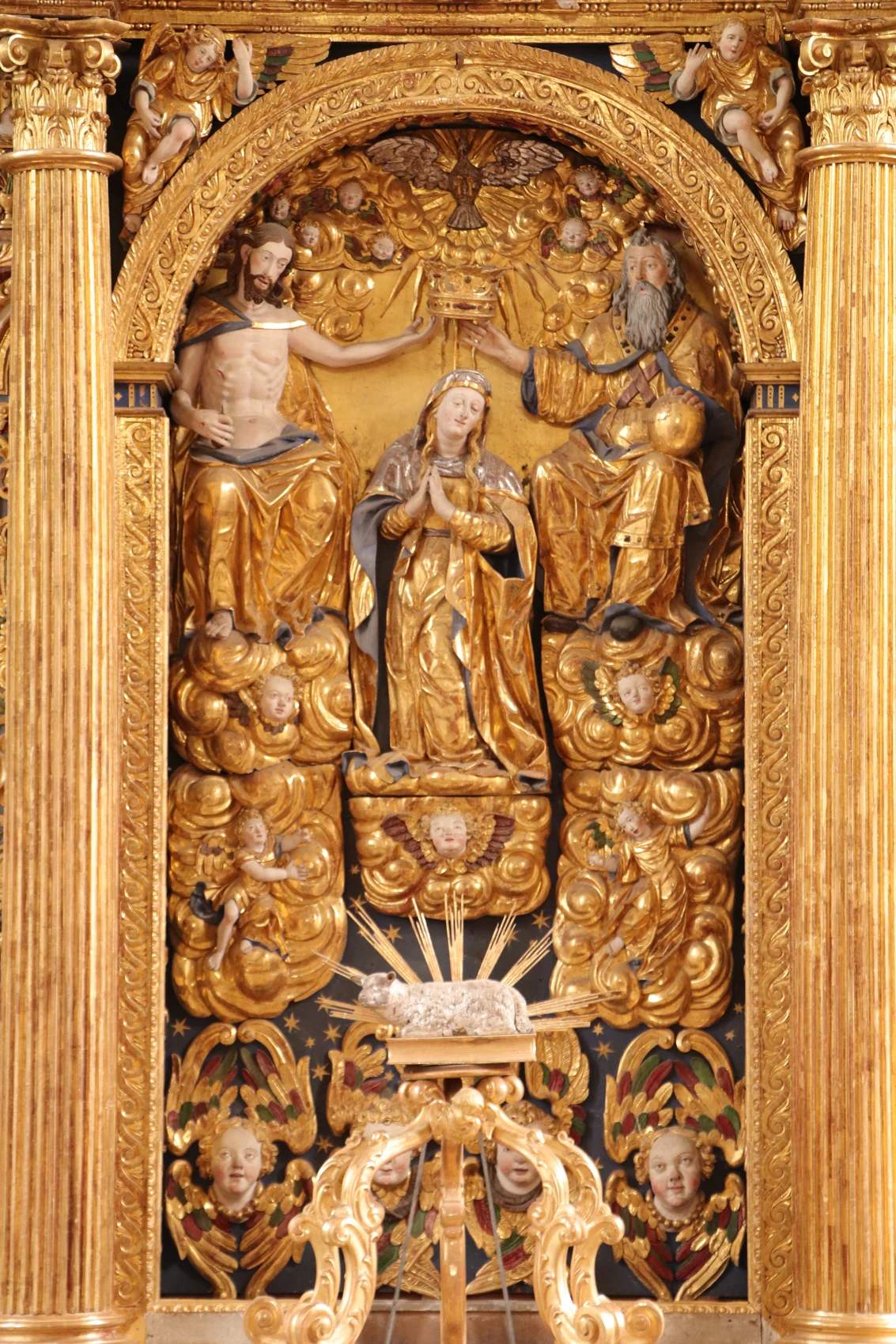 Detail der Marienkrönung am vergoldeten Hochaltar