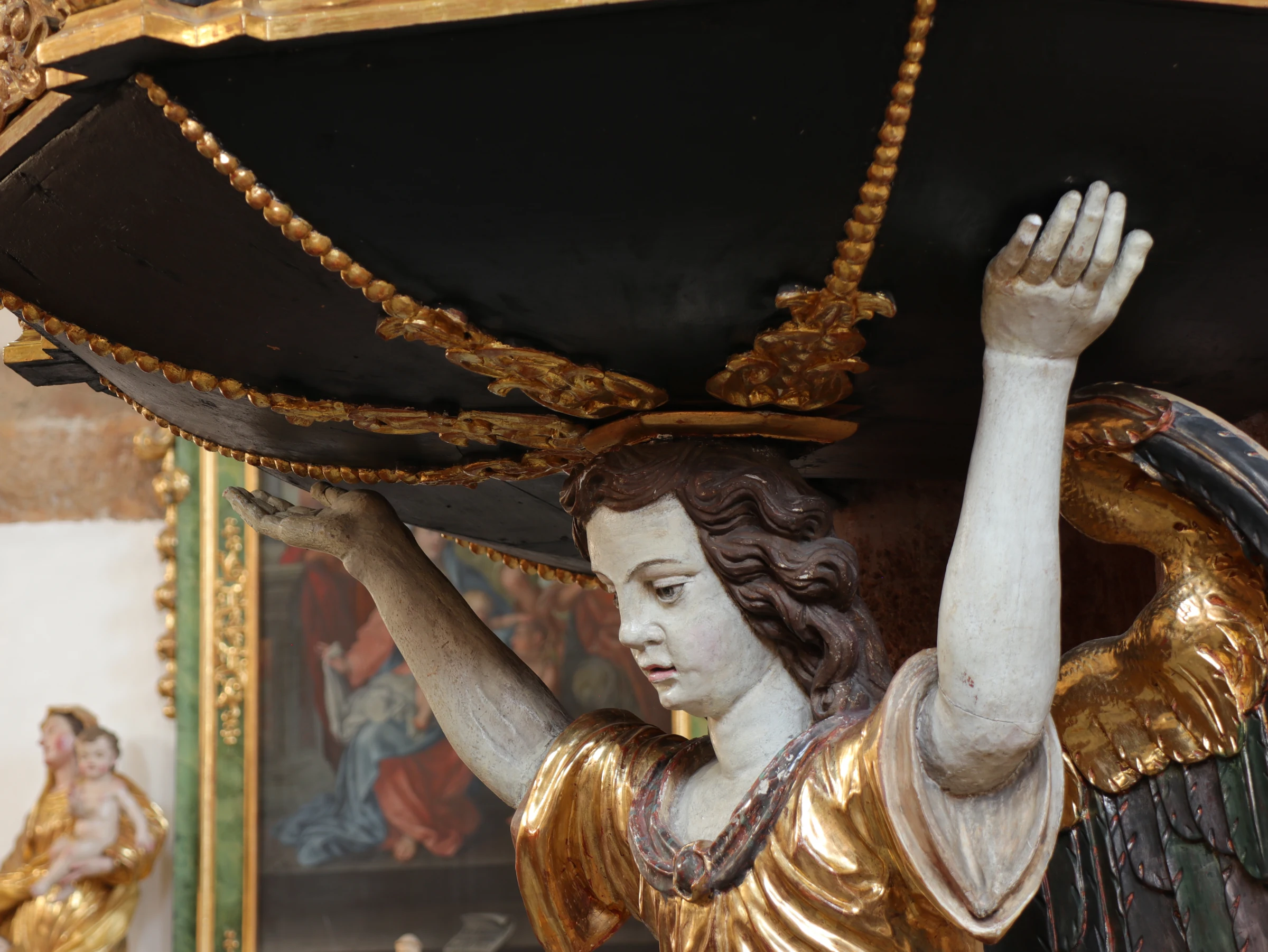 Vergoldete Engelsfigur im Neuberger Münster – ein Detail des historischen Kunstschatzes