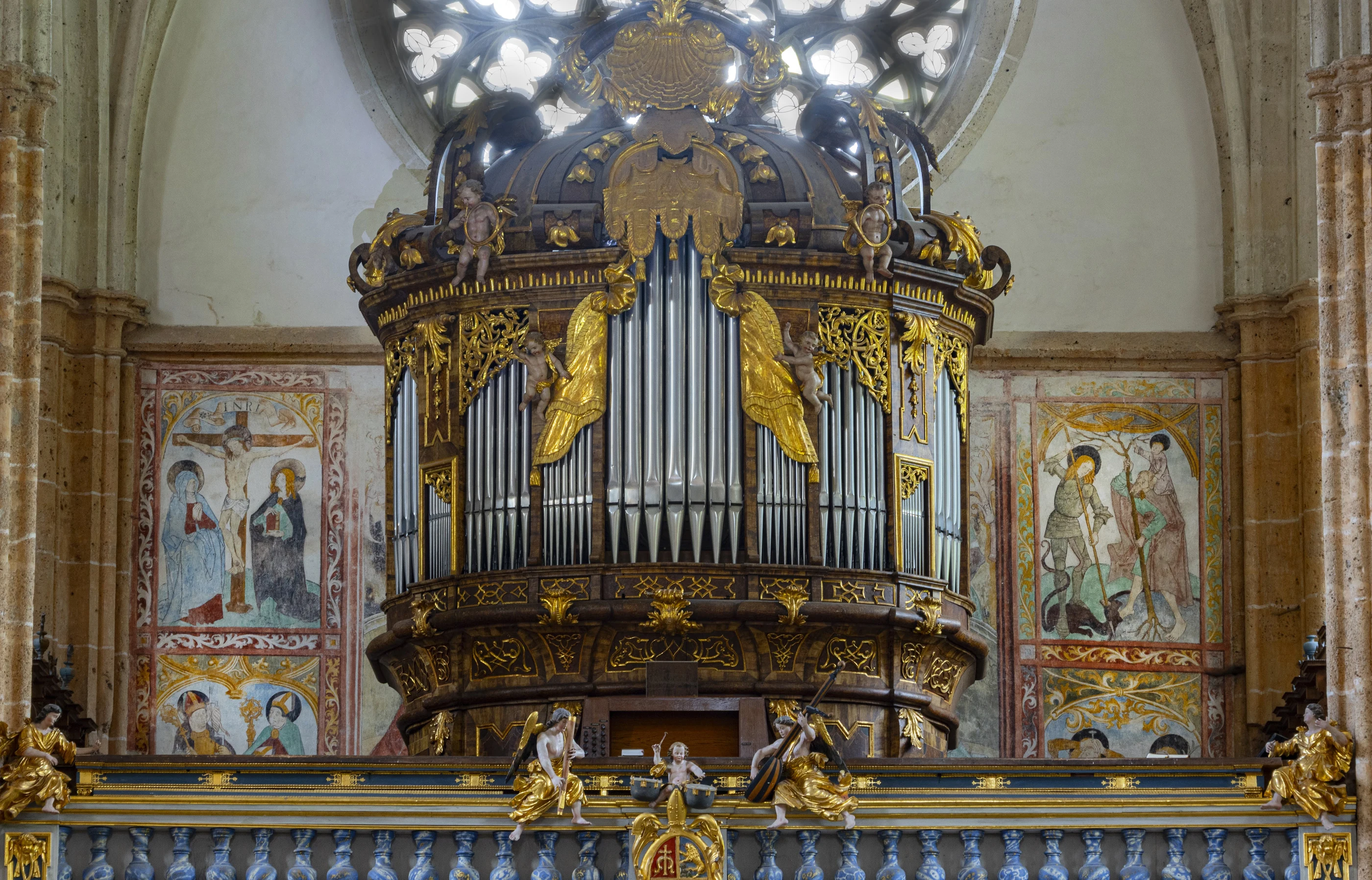 Die historische Orgel vor der Fensterrose auf der Westempore
